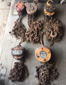 一批銹蝕受損嚴重的手拉葫蘆